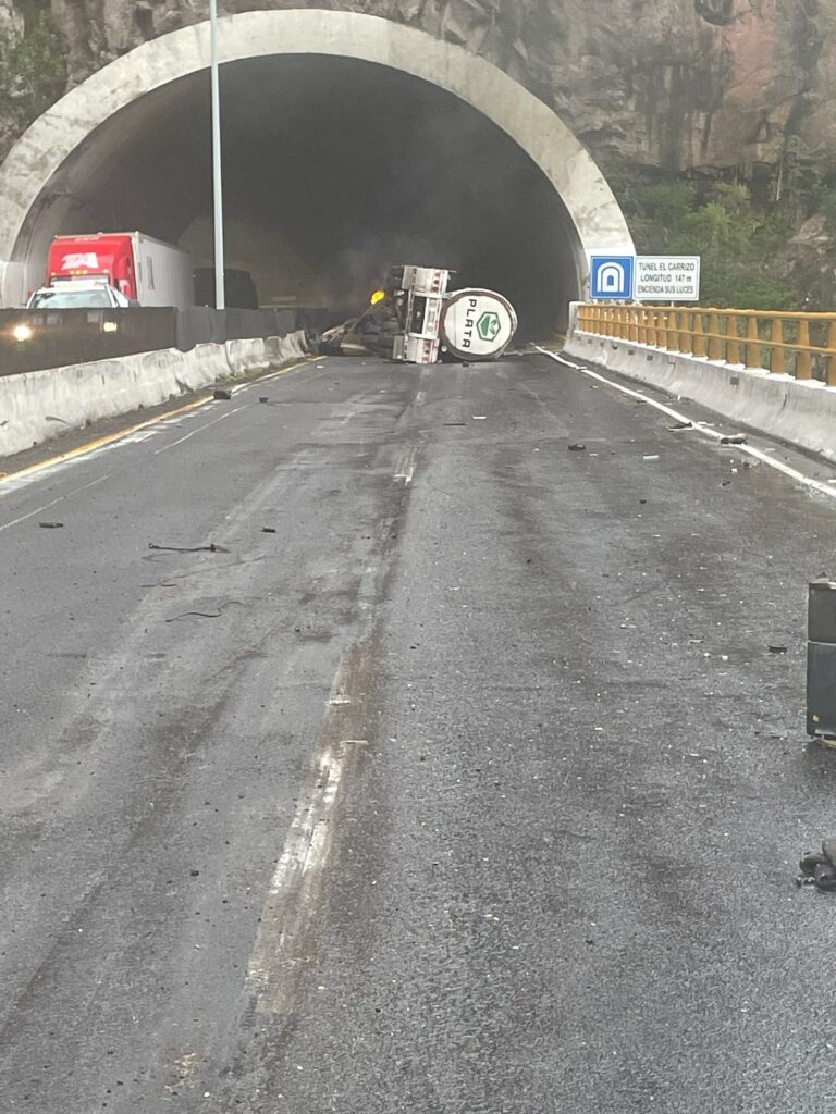 Cierran Supercarretera Durango-Mazatlán tras fuerte accidente