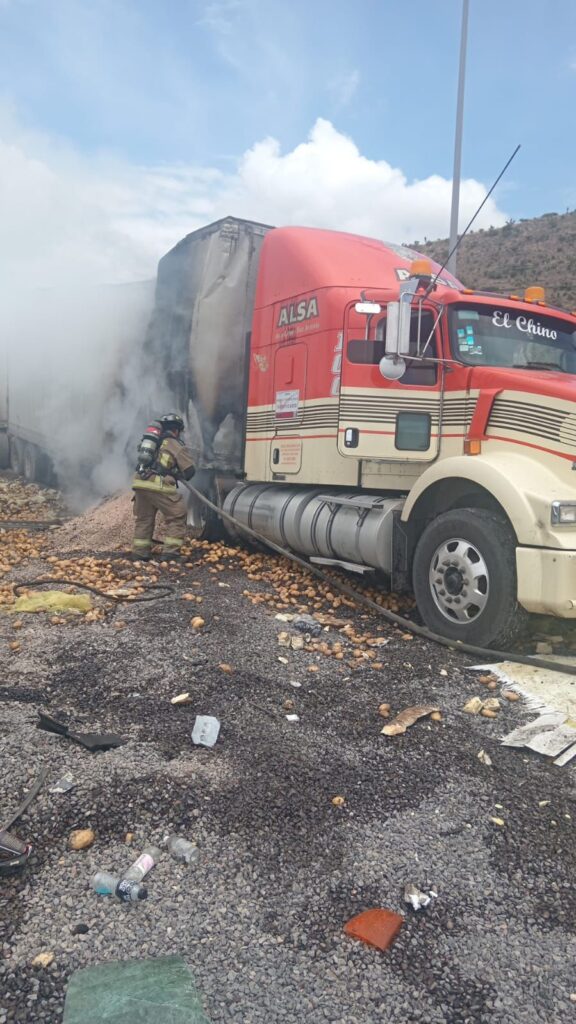 Incendio de tráiler en la rampa de frenado (videos)
