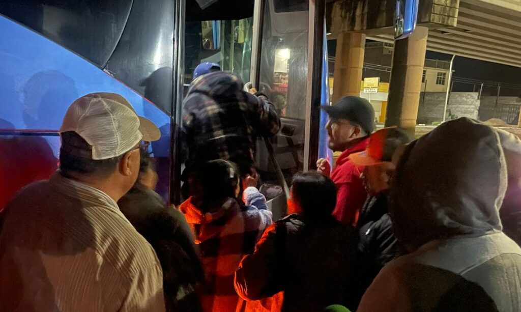 Nuevo grupo de adultos mayores viaja a tramitar su visa a la CDMX