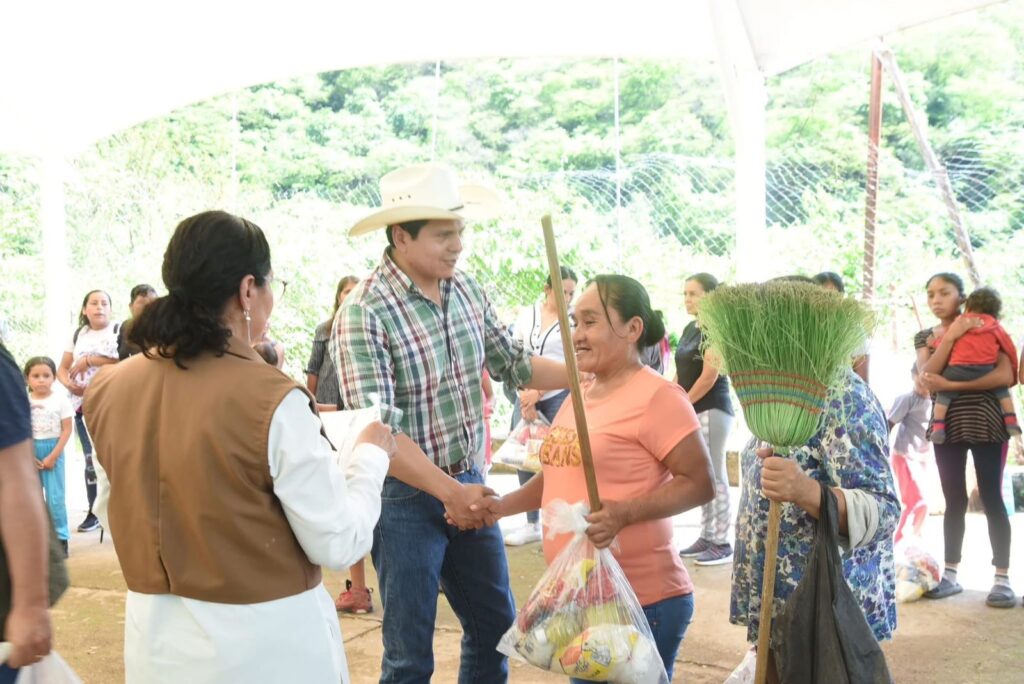 Alcalde entrega apoyos durante gira en comunidades de PN