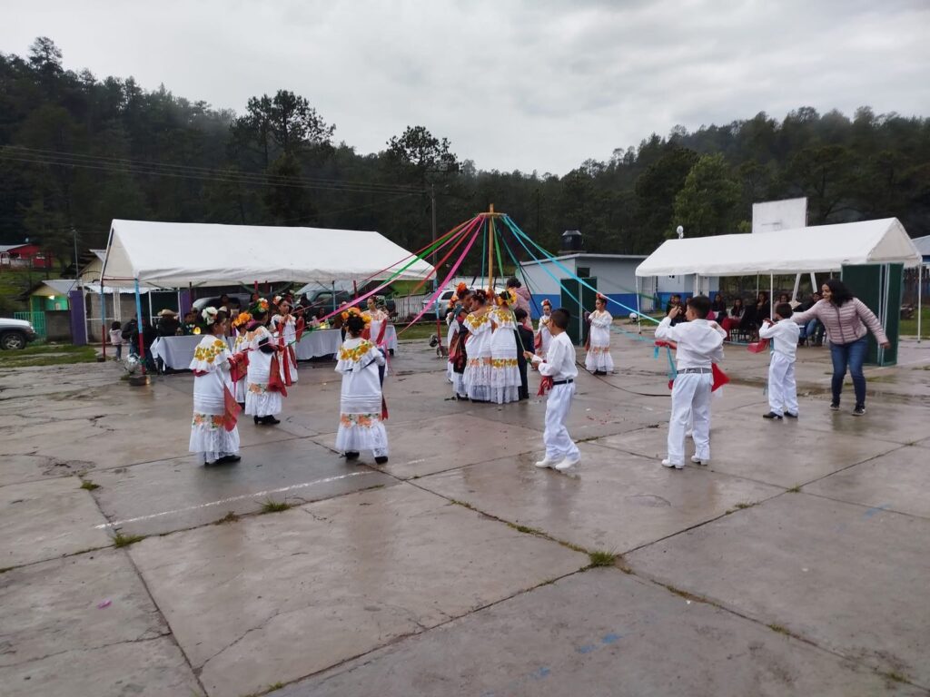 Danza folclórica da brillo a graduaciones en San Juan