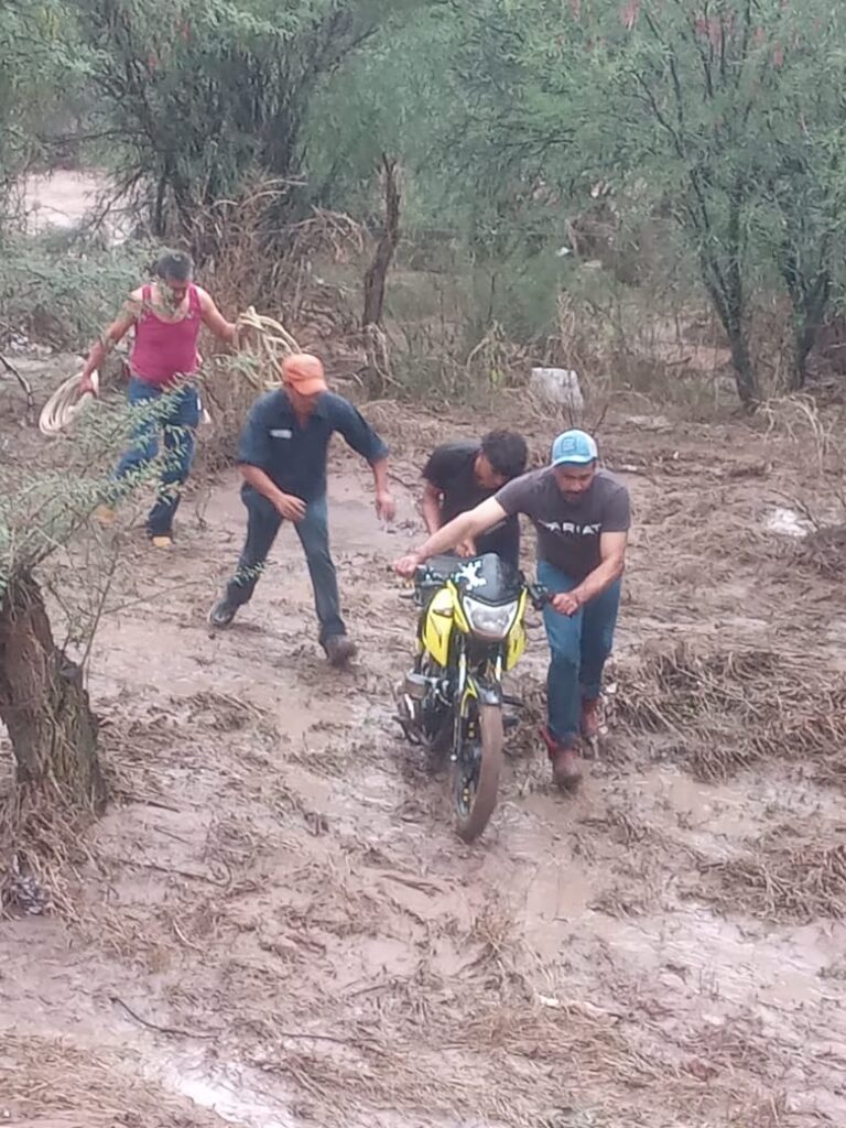Corriente crecida del arroyo arrastró a motociclista (video)