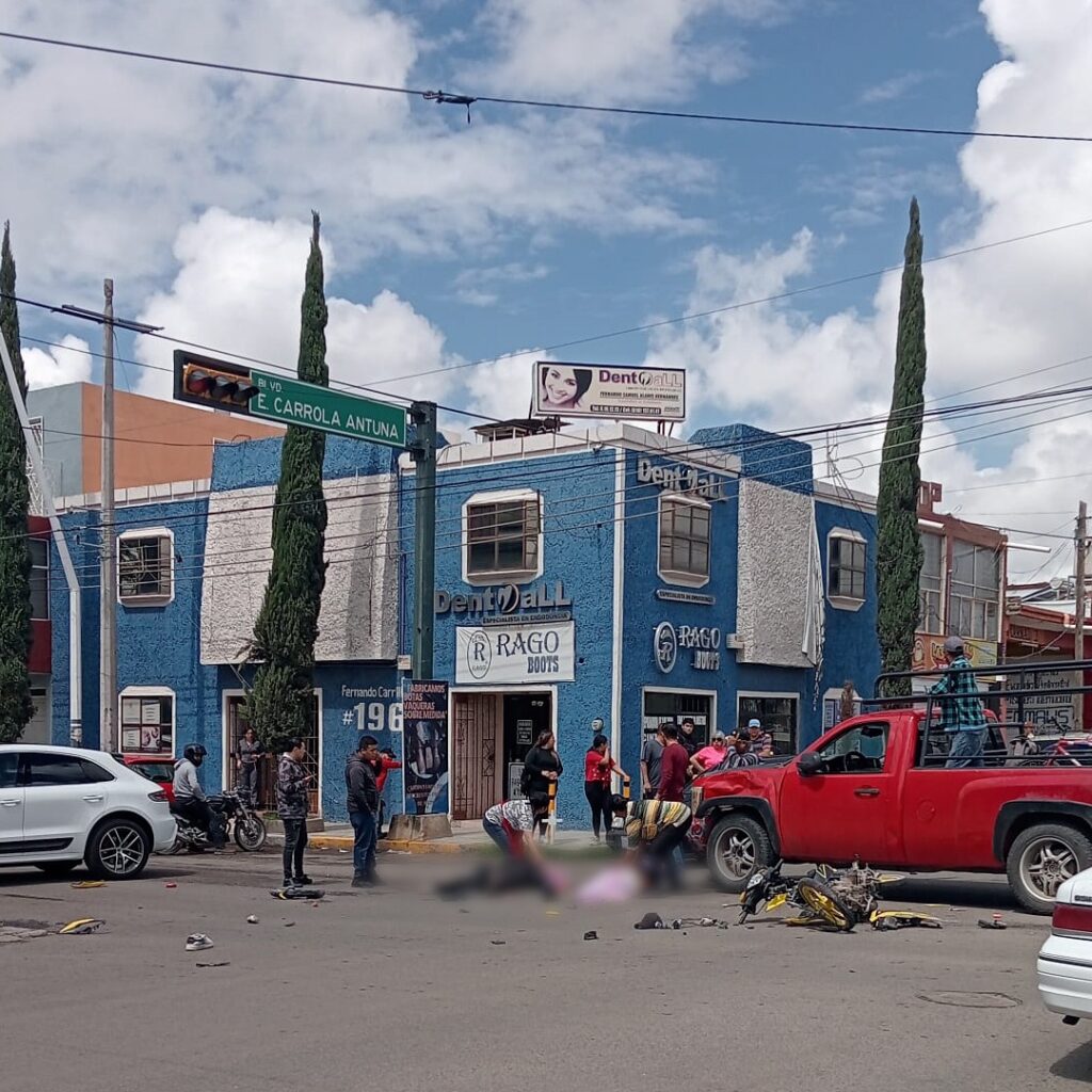 Choque de moto contra camioneta dejó a pareja herida