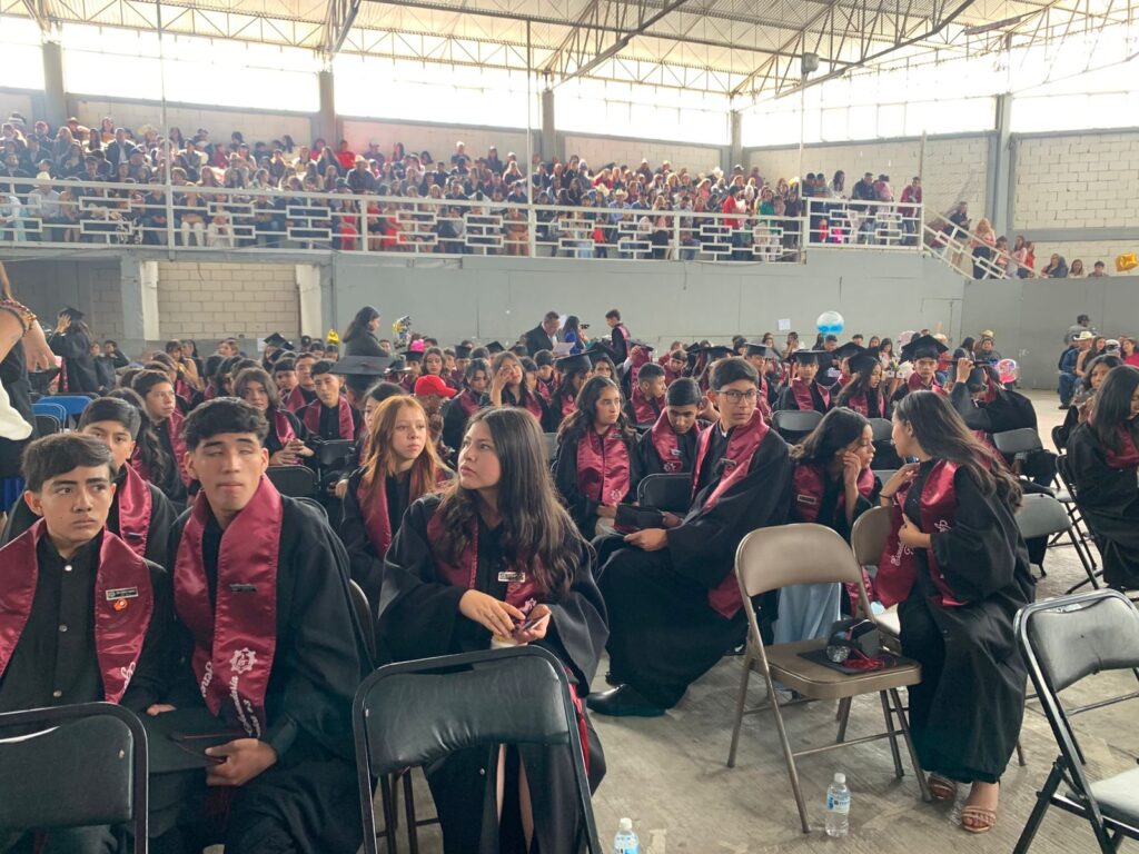 Celebran graduación de secundaria técnica 3