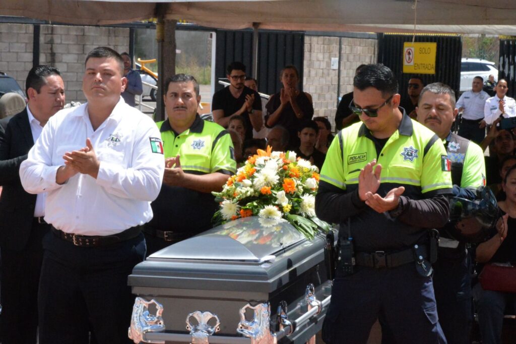 Tras 25 años de servicio murió un comandante (videos)