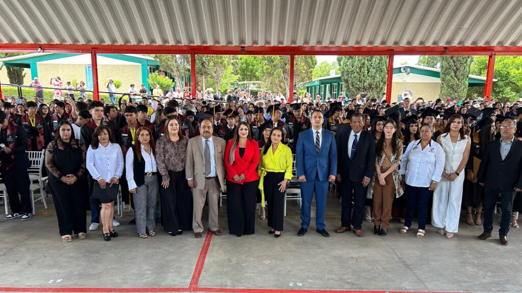 Juanita Acevedo acompaña y felicita a egresados en sus ceremonias de graduación
