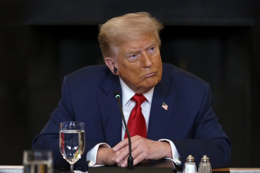 Gobierno de Trump corta fondos a becas para migrantes