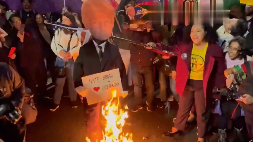 Vídeo: Manifestantes en São Paulo queman efigie de Trump en protesta por aranceles a productos brasileños