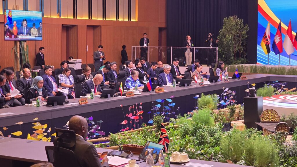ASEAN cierra reunión de cancilleres con llamado a un sistema comercial libre con China