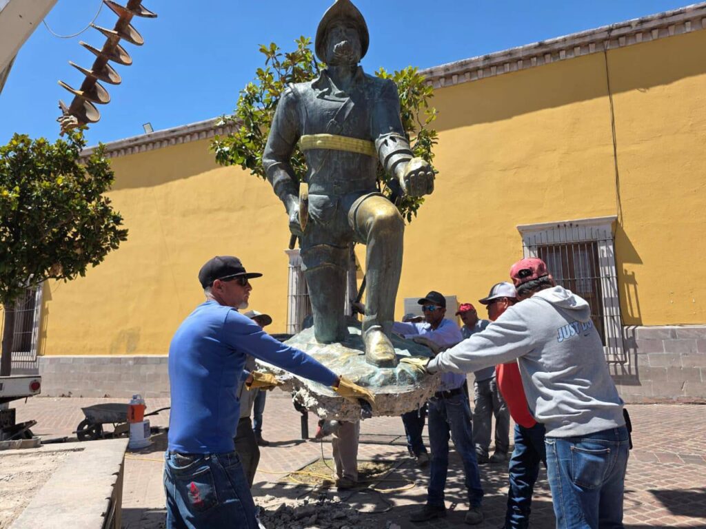 Reubican estatua de Juan Rangel de Biezma a su sitio original en la Plaza Principal