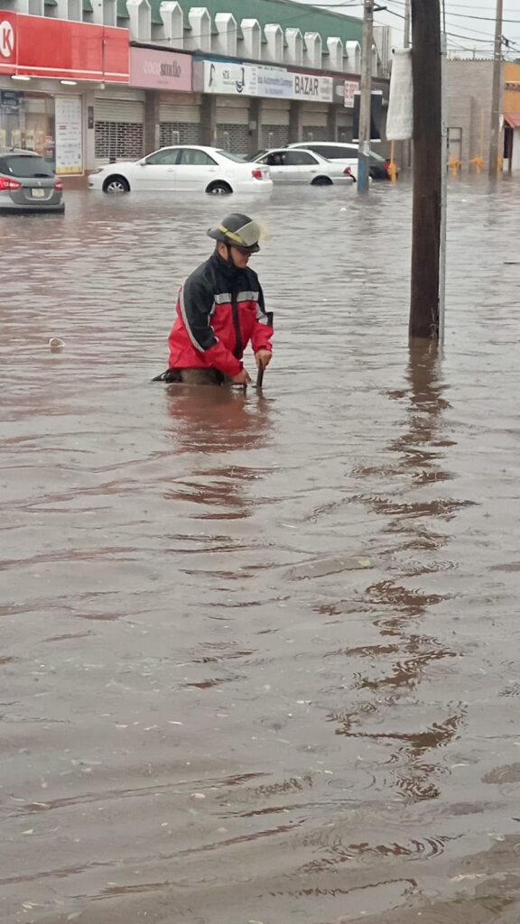 Ante tormenta de granizo Bombero y Policías entran en acción