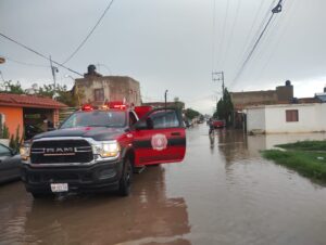 Ante tormenta de granizo Bombero y Policías entran en acción