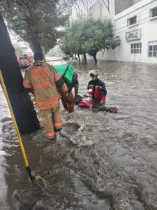 Ante tormenta de granizo Bombero y Policías entran en acción