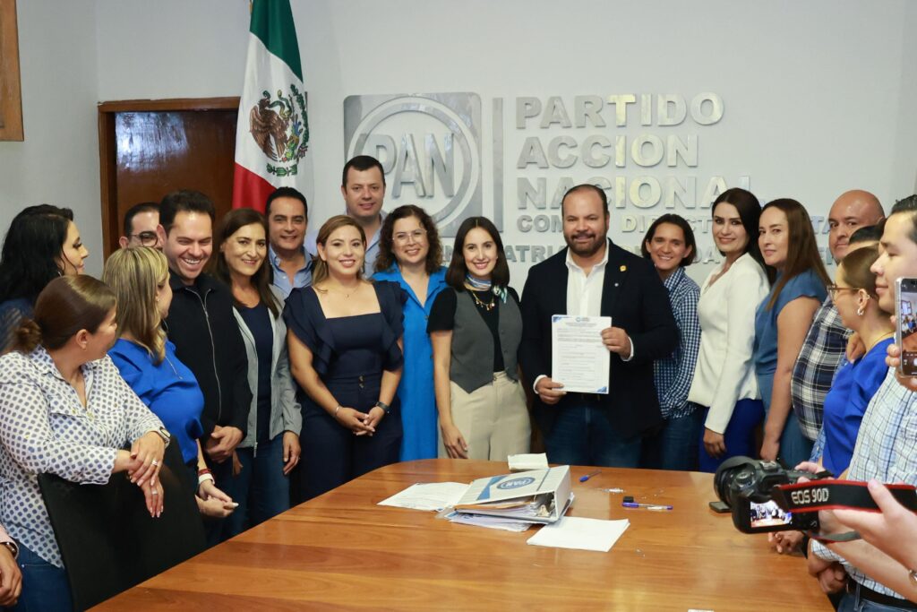 Mario Salazar se registra como candidato a la Dirigencia del PAN
