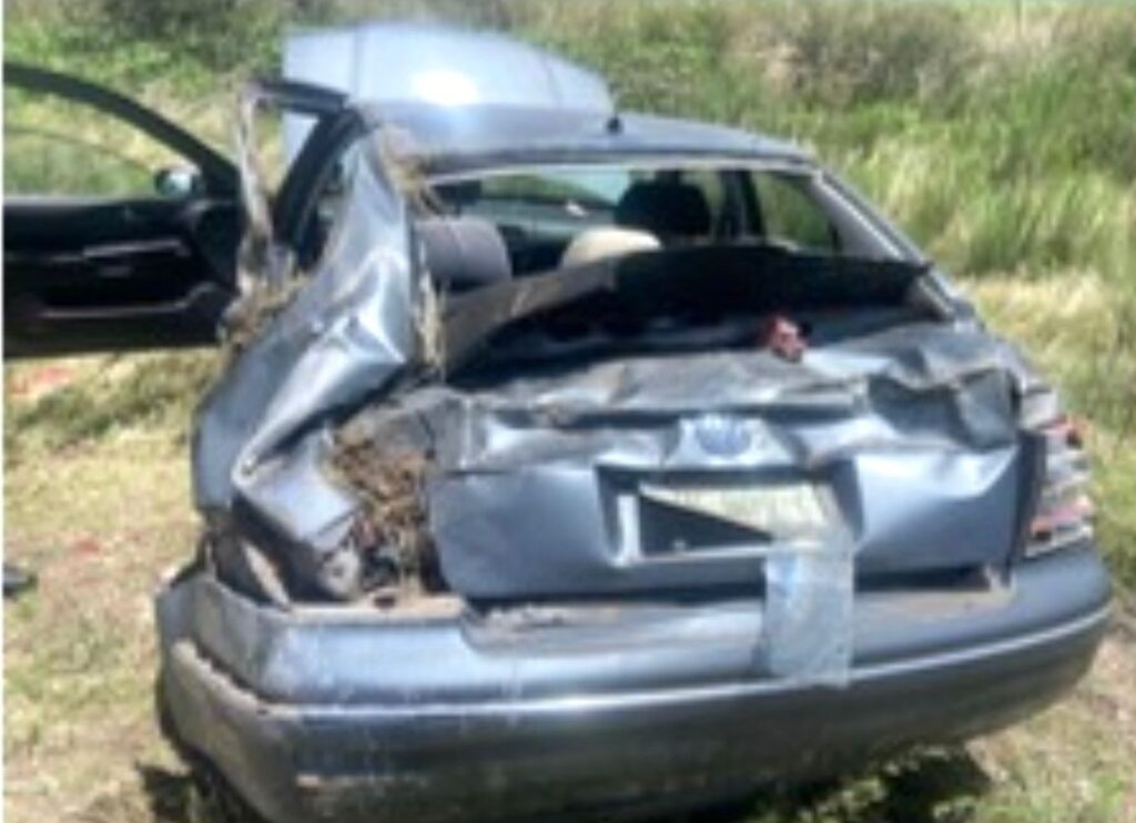 Joven mujer herida al volcar y destrozar su auto
