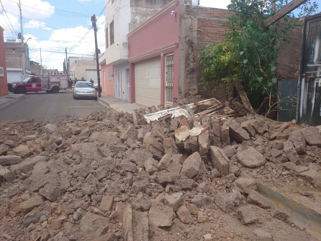 Se desplomó una barda en céntrica calle