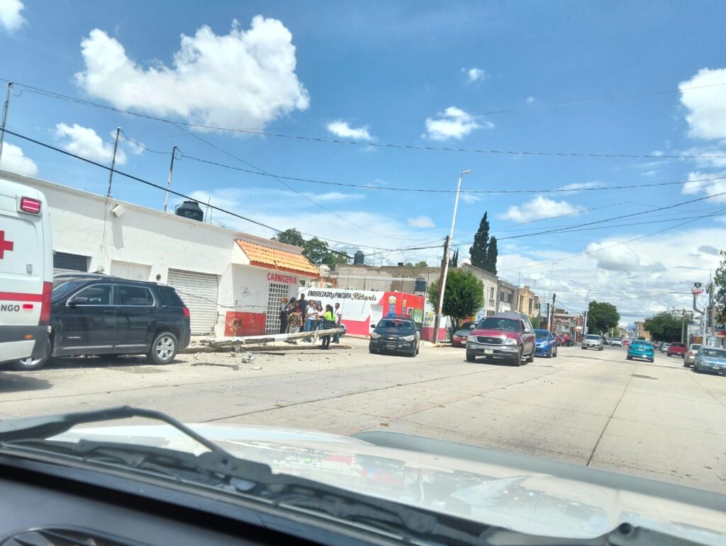 Reportan que vehículo chocó a 4 y tumbó un poste