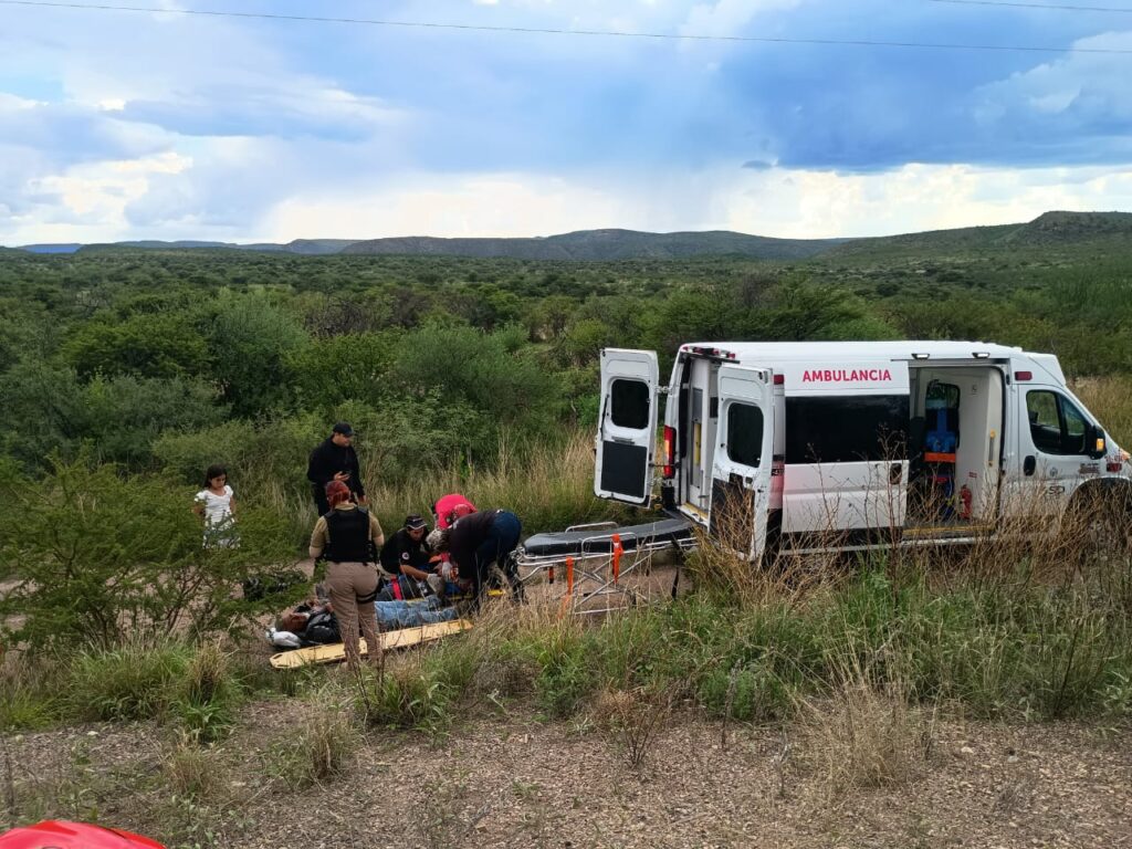 Protección Civil de Rodeo auxilia a motociclistas heridos (video)