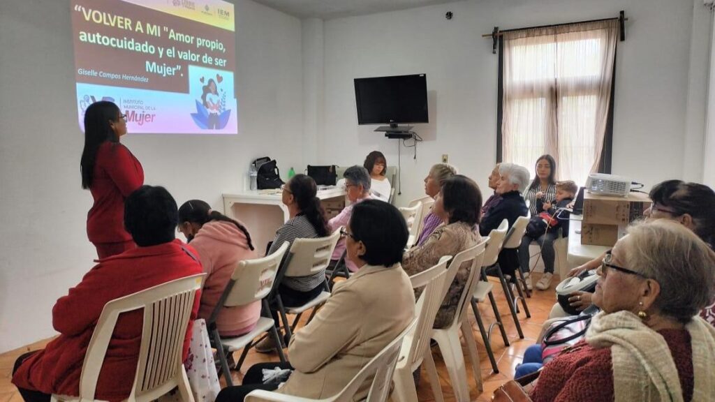 Centro LIBRE imparte charla sobre autoestima y autocuidado a mujeres del INAPAM