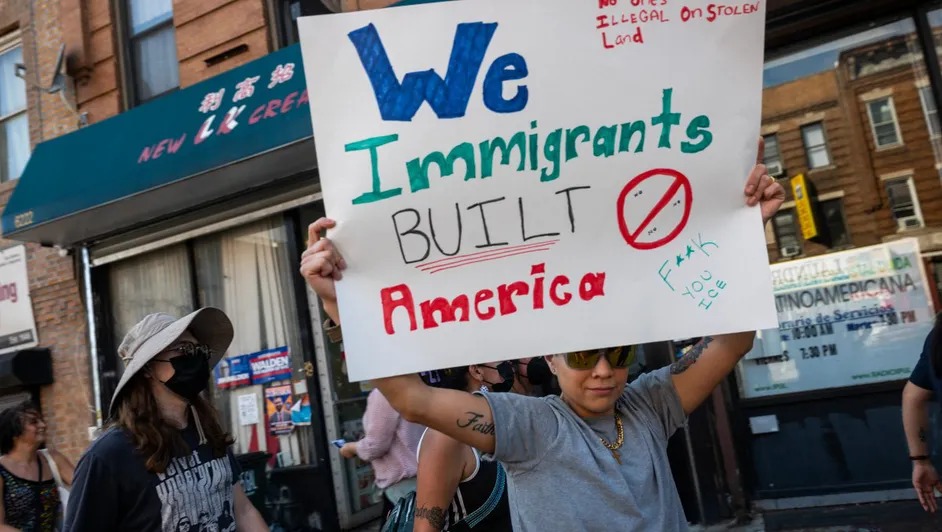 EU elimina las traducciones para trámites; los migrantes son los más afectados