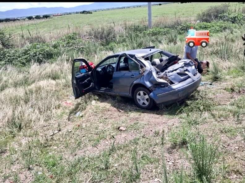 Mujer sobrevive a volcadura en la carretera Francisco Zarco, tramo Canatlán-Nuevo Ideal