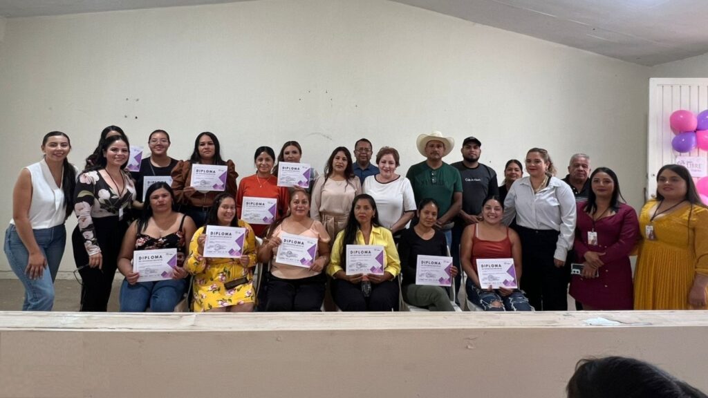 Reconocen a mujeres que concluyen primer curso de corte de cabello en IMM