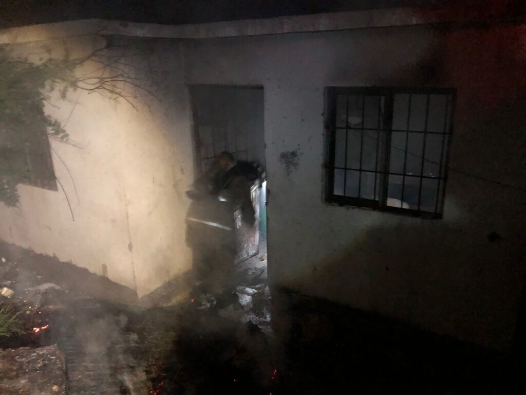 Mujer sufre quemaduras en incendio de su casa
