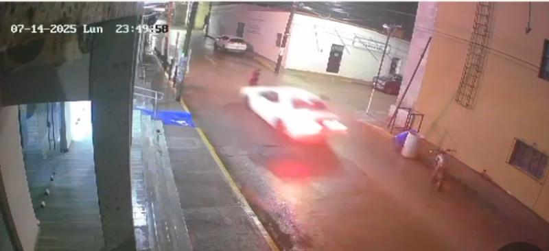 Grave joven mujer atropellada por veloz vehículo (video)