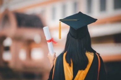 VIDEO: Alumna denuncia acoso en plena ceremonia de graduación: «Si les pasa, no se callen»