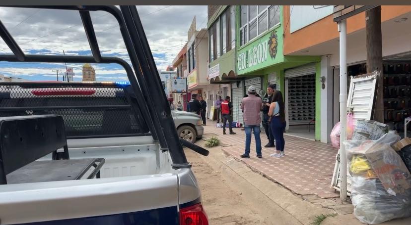 Tapan con una cobija el cadáver de un hombre