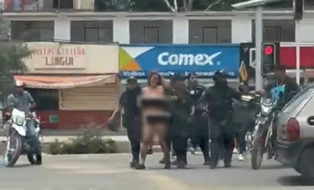 Investigan a policías de Oaxaca por exhibir a mujer d3snud4 en las calles