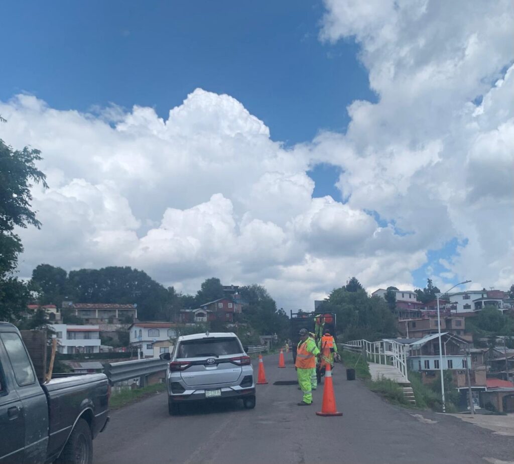 Gobernador gestiona recursos para reparar carreteras estatales
