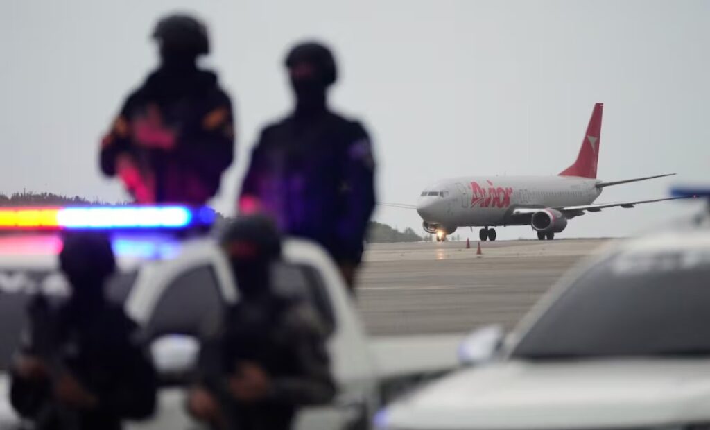 Venezuela recibe a 252 migrantes deportados desde El Salvador por presuntos vínculos con el Tren de Aragua