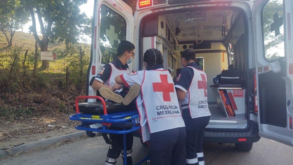 Cruz Roja lo levanta herido de la calle y lo lleva al hospital