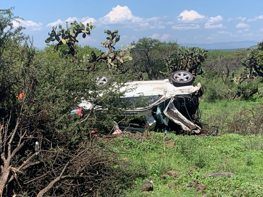 Familia lesionada al volcar en camioneta
