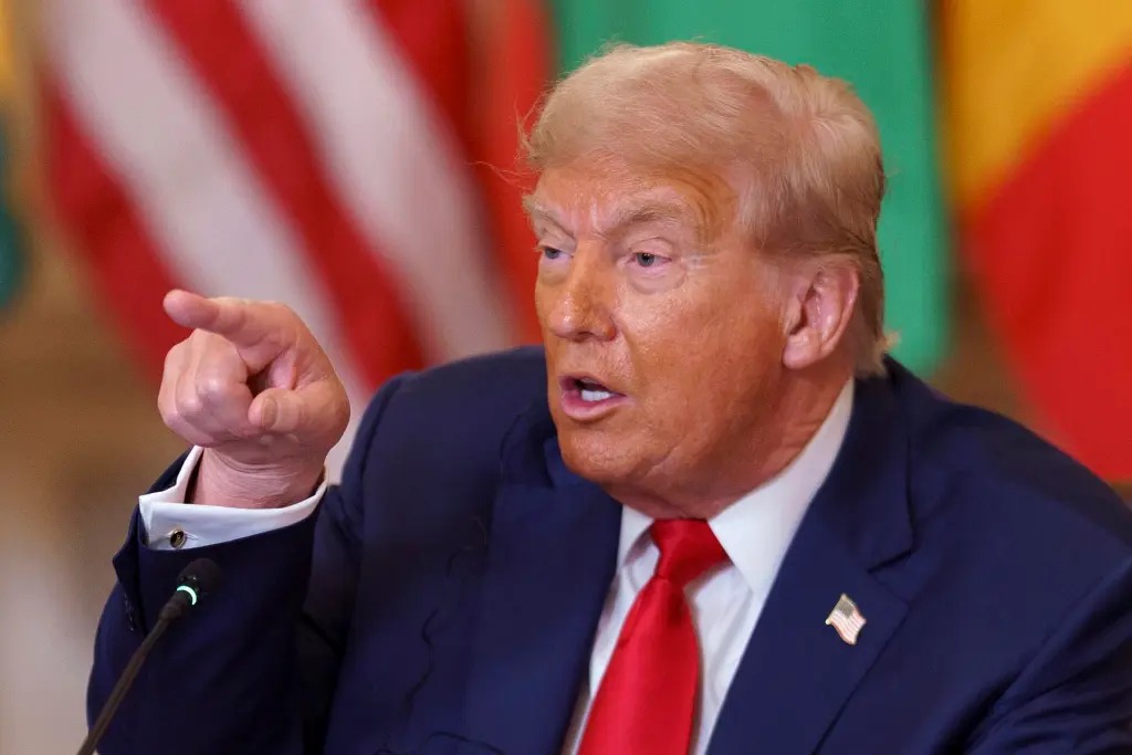 Desaprobación a política migratoria y económica de Trump crece 56 %