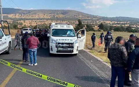 Hallan cadáver a un lado de camioneta con placas de Sinaloa
