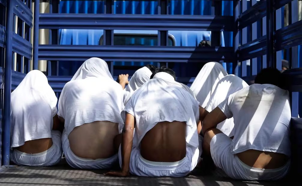 Venezuela abre investigación por «tortura» de migrantes en El Salvador; apunta al presidente Bukele