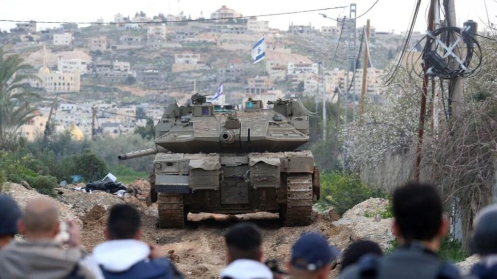 Tanques israelíes entran por primera vez a Deir al-Balah, Gaza, crecen las tensiones