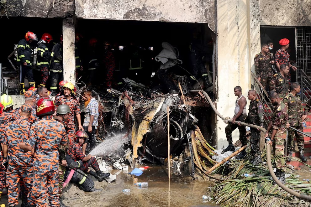 Avión se estrella contra una escuela y deja 19 muertos en Bangladesh
