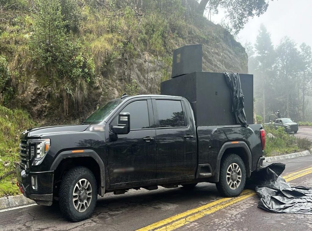 Aseguran en Durango blindada con cargadores y ponchallantas