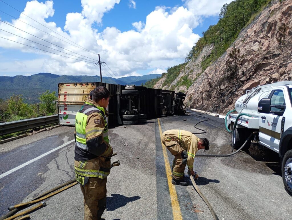 Accidente en autopista Durango-Mazatlán paraliza el tránsito