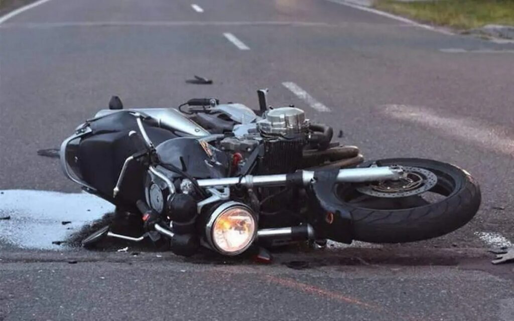 Muere motociclista al derrapar en la carretera