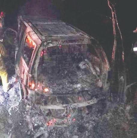 Hallan vehículo y persona al interior calcinados