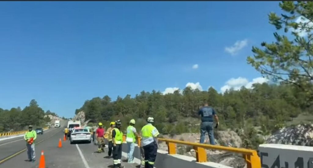 Cae vehículo a voladero de la supercarretera