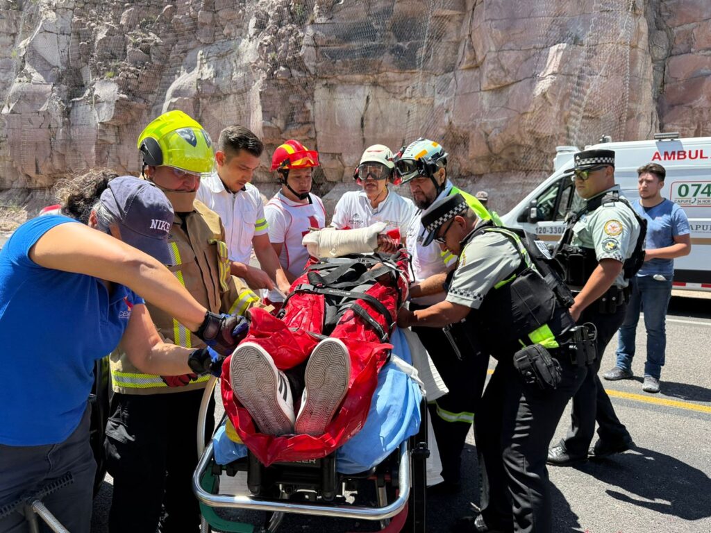 Sobrevive Guardia Nacional al caer a voladero en la Súper (videos)