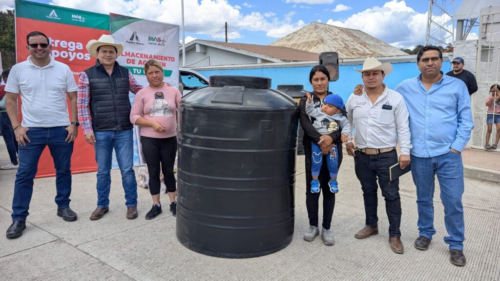 Avanza entrega de tinacos y apoyos alimentarios en comunidades