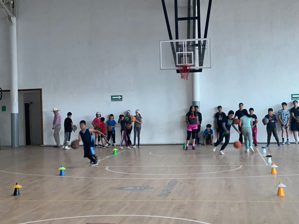 Curso de verano de básquetbol supera expectativas en El Salto