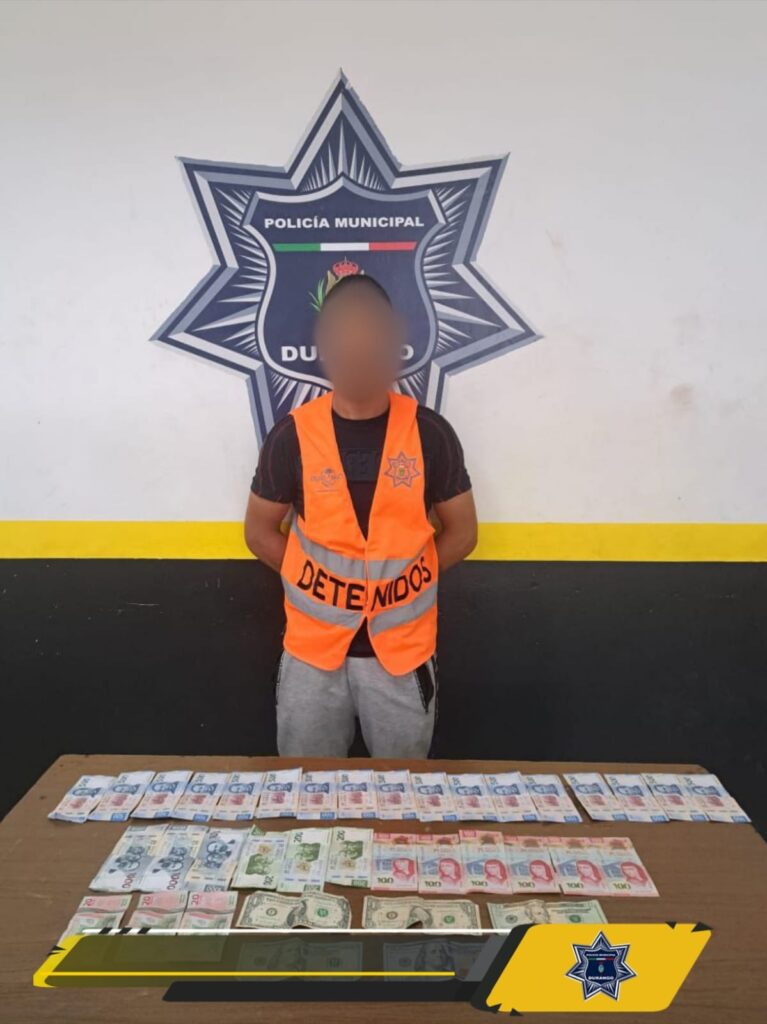 Arrebató billetes mexicanos y dólares
