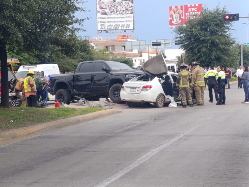 Iban a una boda en UBER cuando los chocaron y murió el conductor